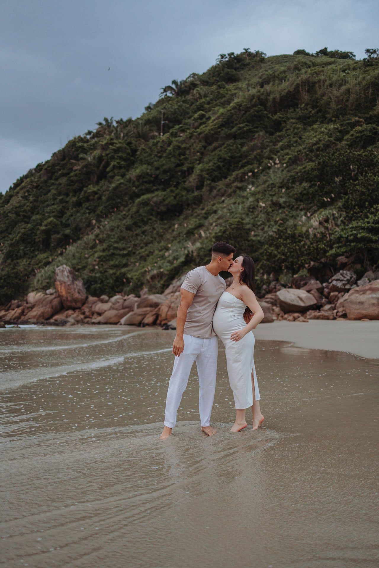Casal se beijando na praia